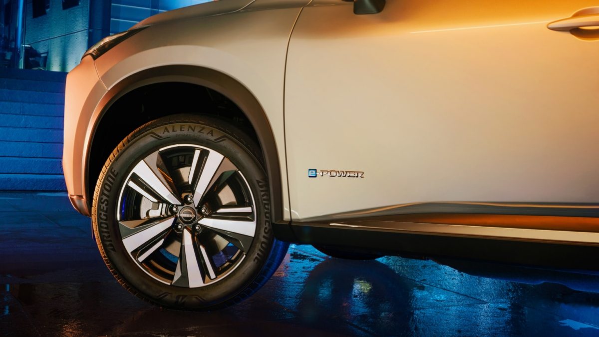 Diseño de Nissan X-Trail e-POWER 2024, Vista a detalle de puerta con badge insignia lateral de Nissan X-Trail e-POWER y rines de aluminio de 19” que te transportan a otros mundos.