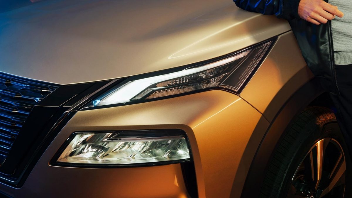 Nissan X-Trail e-POWER 2024 con faros color champagne con hombre al costado con Signature Lamps con todo el poder electrizante.