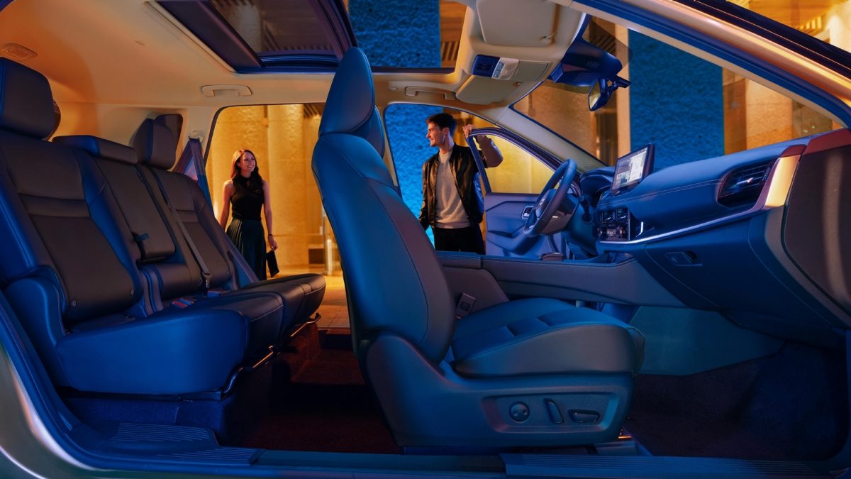 Diseño interior de Nissan X-Trail e-POWER con Asientos frontales con ajuste eléctrico y lumbar para el conductor y pasajero.